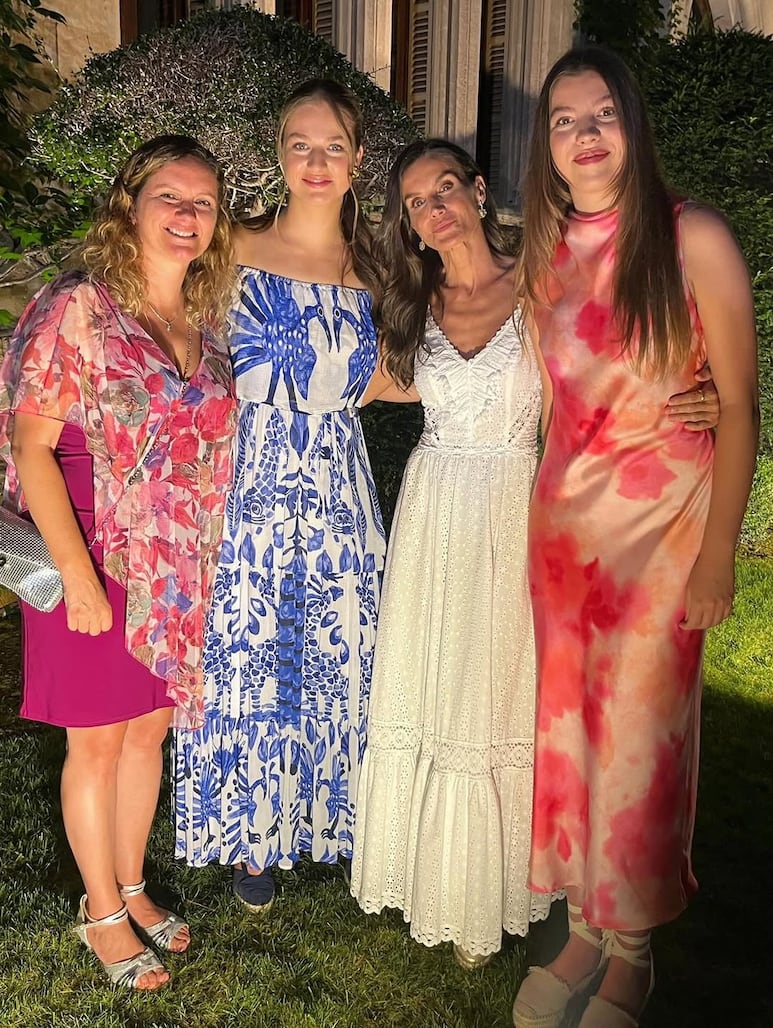 Reina Letizia junto a Annie Ruiz, princesa Leonor y la infanta Sofía en el cóctel de Marivent