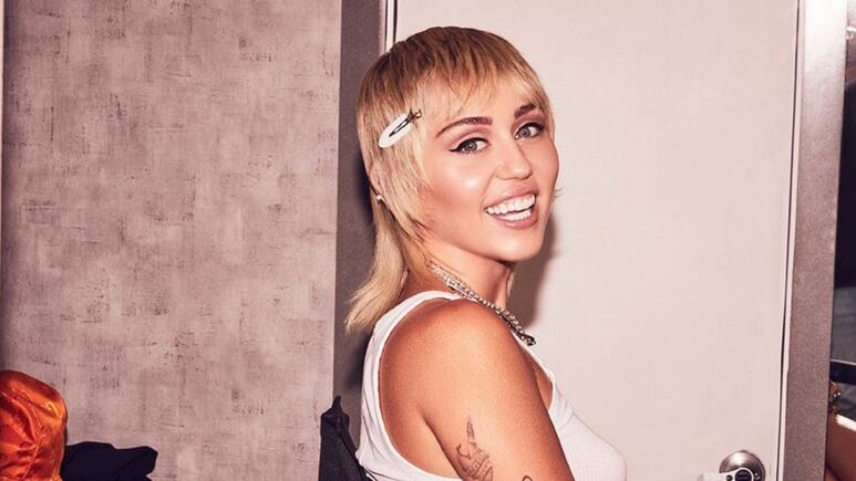 Miley Cyrus presume vestido que alarga las piernas y adelgaza la cintura que debes probar a los 30