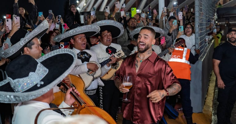 Maluma sorprende a fans cantando Vicente Fernández afuera del Palacio de los Deportes