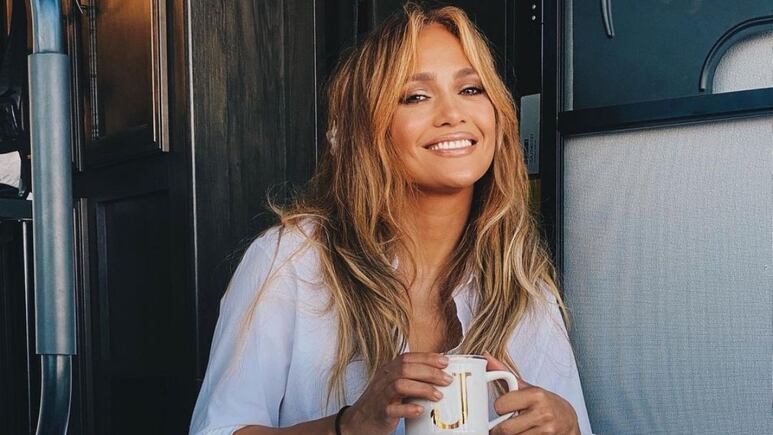 Rubios para morenas: Jennifer Lopez presume mechas balayage rubio cenizo al estilo de Barbie
