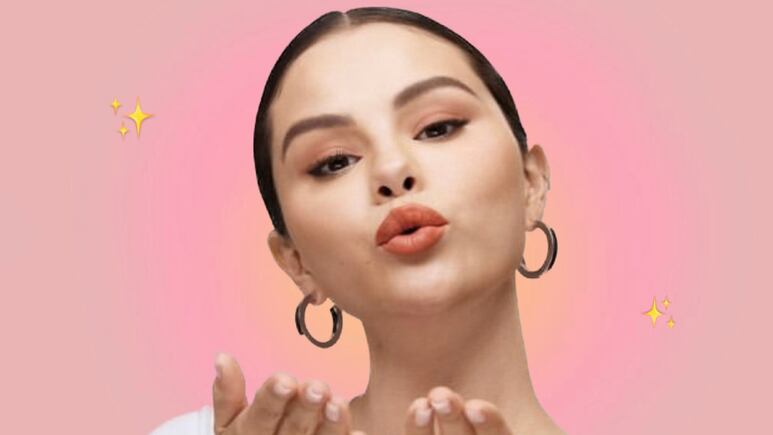 Selena Gomez modela las uñas rosas largas que debes usar en verano para rejuvenecer manos