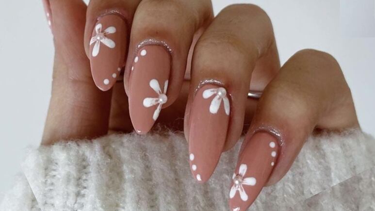 3 diseños de uñas con flores en textura 3D para rejuvenecer tus manos