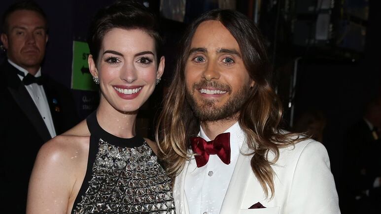 Anne Hathaway y Jared Leto captados de la mano por las calles de Manhattan