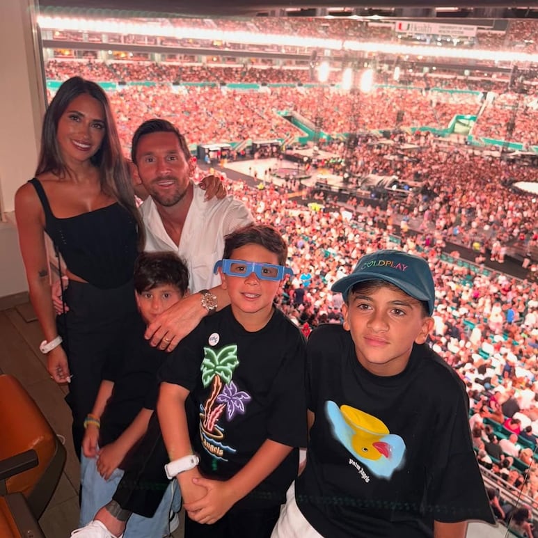 Messi y Antonella con sus hijos en el concierto de Coldplay