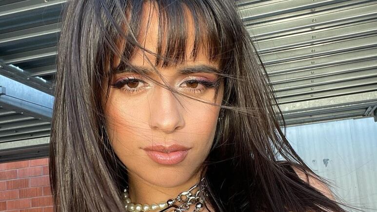 Camila Cabello usa las uñas acrílicas negras que SÍ rejuvenecen las manos