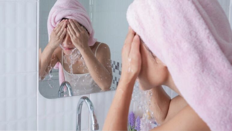 5 beneficios de lavar la cara con agua salada todas las mañanas