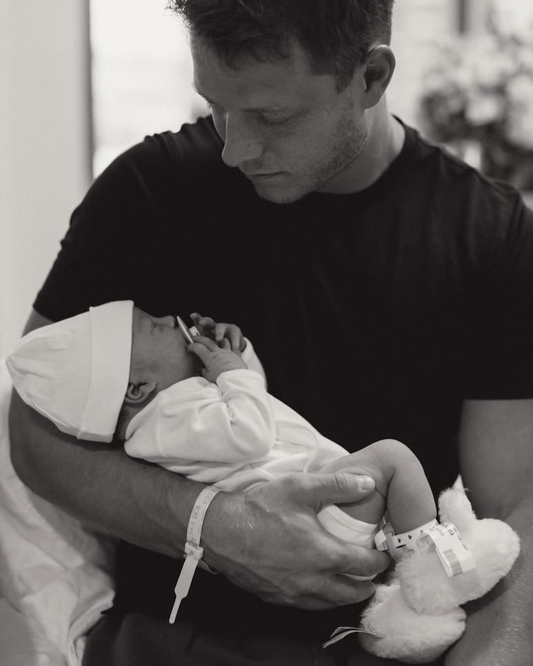 Christian McCaffrey sostiene a su bebé recién nacida.