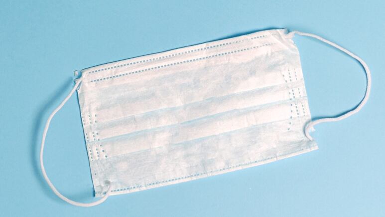 Remedio casero: Truco fácil con cubrebocas usados para limpiar y perfumar tu baño