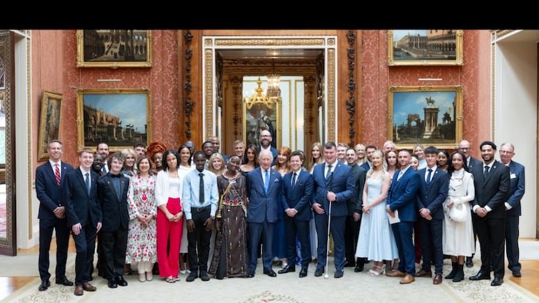 Un encuentro que nadie esperaba: Los Clooney y el Rey Carlos III, unidos por un evento muy especial