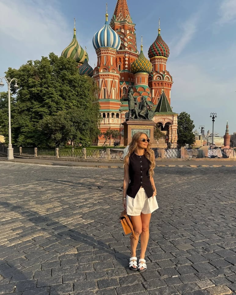 Irina Baeva en la calle con chaleco negro y falda-short blanca
