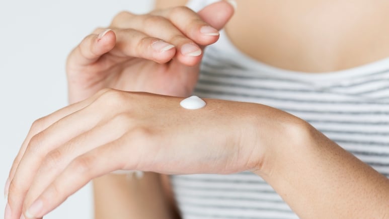 ¿Cómo hacer una crema casera de ajo para rejuvenecer las manos y tener piel de porcelana?