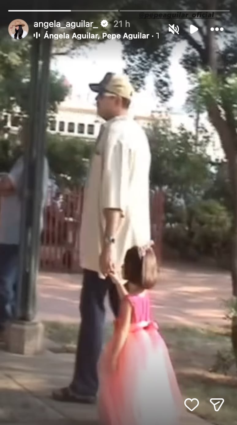 Ángela Aguilar de pequeña junto a su padre