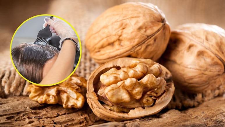 Mujer aplicando tinte casero con cáscara de nuez para cubrir canas