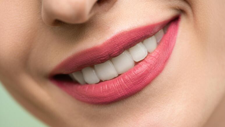 El truco de cáscara de naranja para blanquear los dientes de forma natural y sin dolor