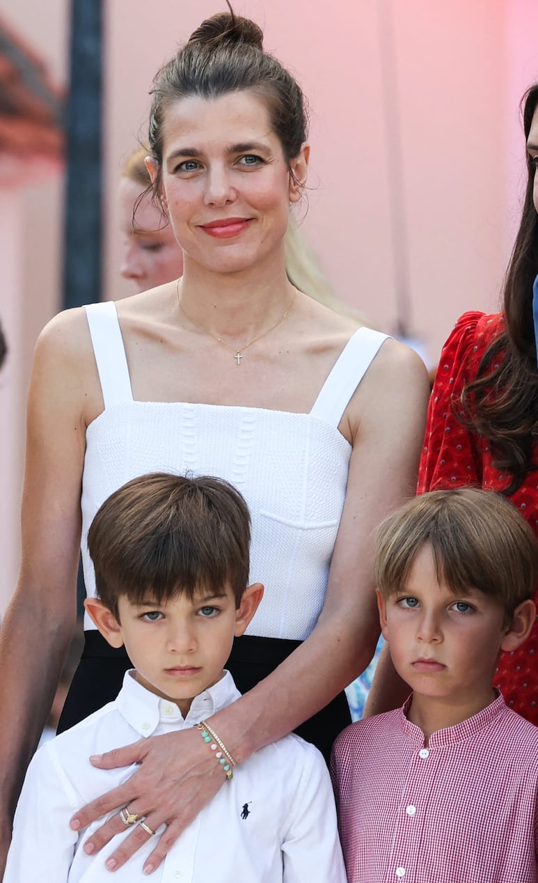 Carlota Casiraghi en vestido bicolor blanco y negro en Mónaco