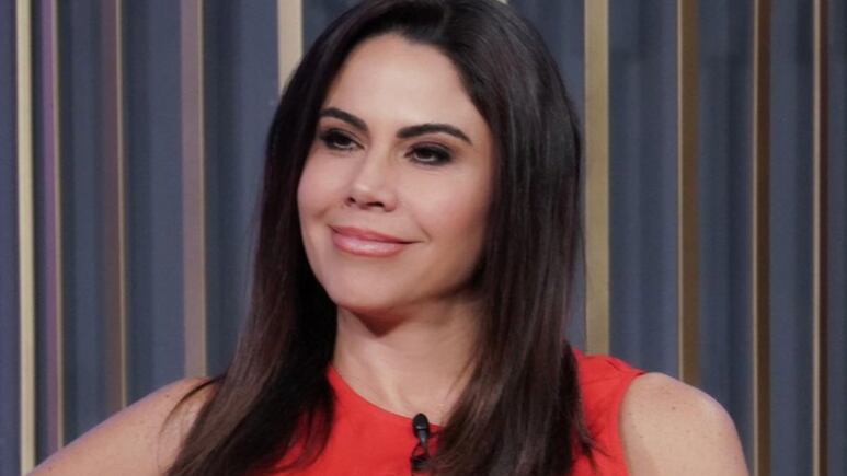 Paola Rojas luce espectacular bikini que regala cintura de avispa a los 45 y más