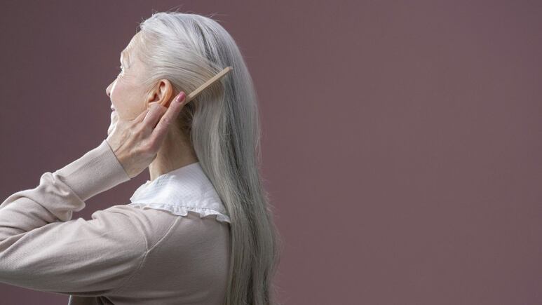 Aplica 3 gotas de estos aceites esenciales a tu shampoo para cubrir las canas SIN QUÍMICOS
