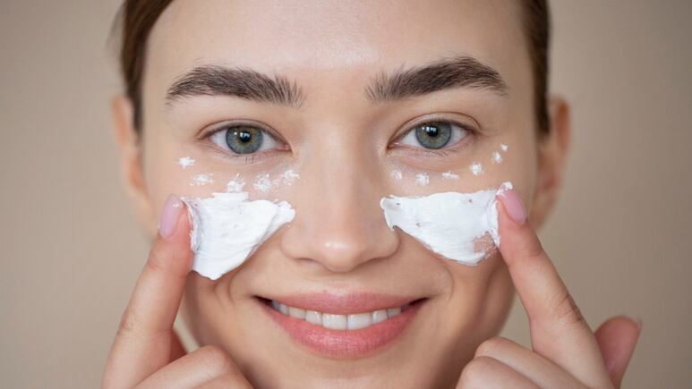 ¿Cómo eliminar las arrugas en los ojos? Aplica 1 ingrediente de cocina en las noches