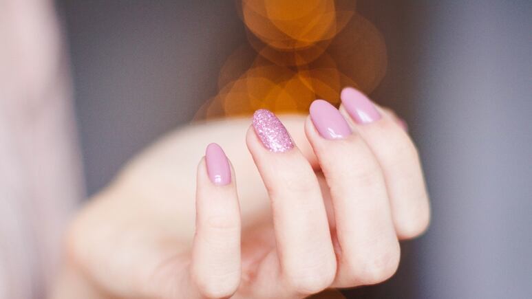 5 uñas acrílicas que debes usar en verano para alargar tus manos
