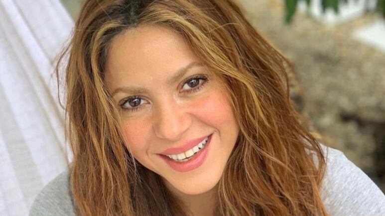 Shakira presume delineado cat eye verde que agranda la mirada y levanta párpados caídos