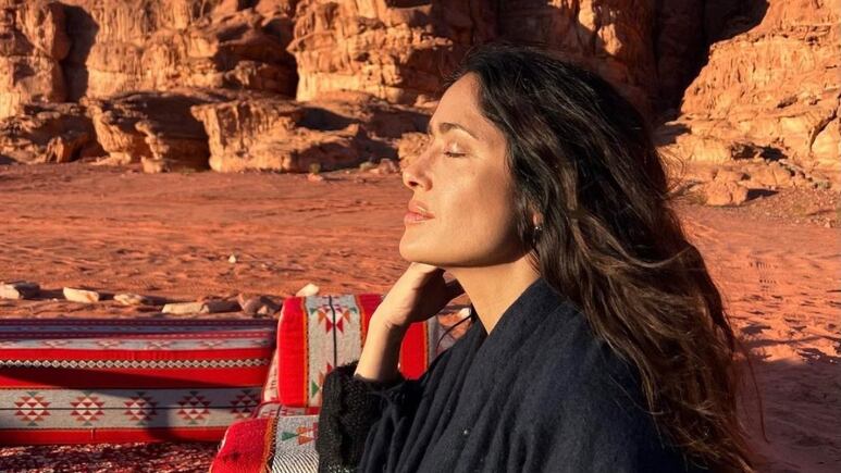 ¿Salma Hayek sufrió un accidente? La famosa compartió una FOTO usando collarín y preocupa a sus fans