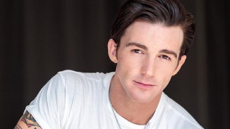 La fría reacción de Drake Bell después de declararse culpable por delitos a menores (VIDEO)
