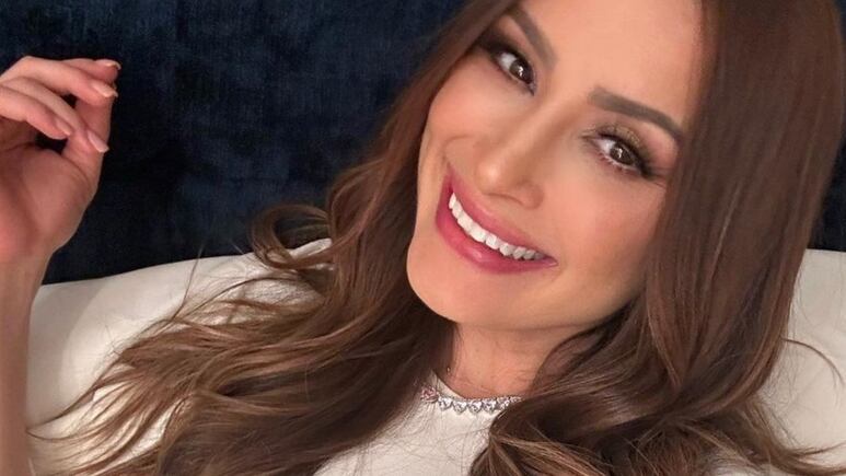 Cynthia Rodríguez posa por primera vez junto a Leoncito en espectacular vestido a 2 semanas de dar a luz