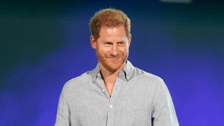 ¡El príncipe Harry rodeado de estrellas en el Super Bowl!