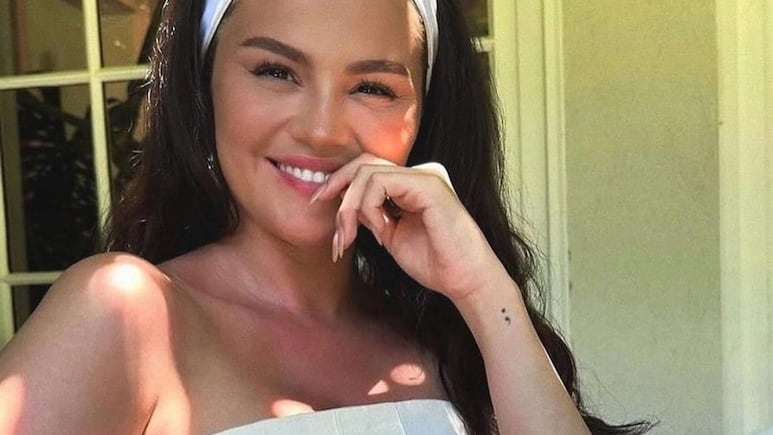 Selena Gómez presume bikini completo que realza el busto y marca la cintura