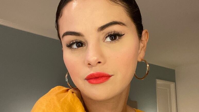 Selena Gomez usa el corte de cabello corto para mujer que es elegante para ir a la oficina