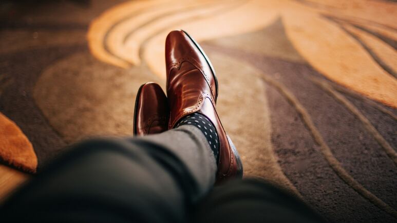 Entre el zapato y el pantalón: Consejos para usar (o no) calcetines sin perder el estilo