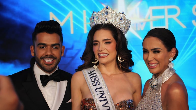 Jaqueline Bracamontes con Fernanda Beltrán, Miss Universo México 2024. Foto: Juan Pablo Torres Limón