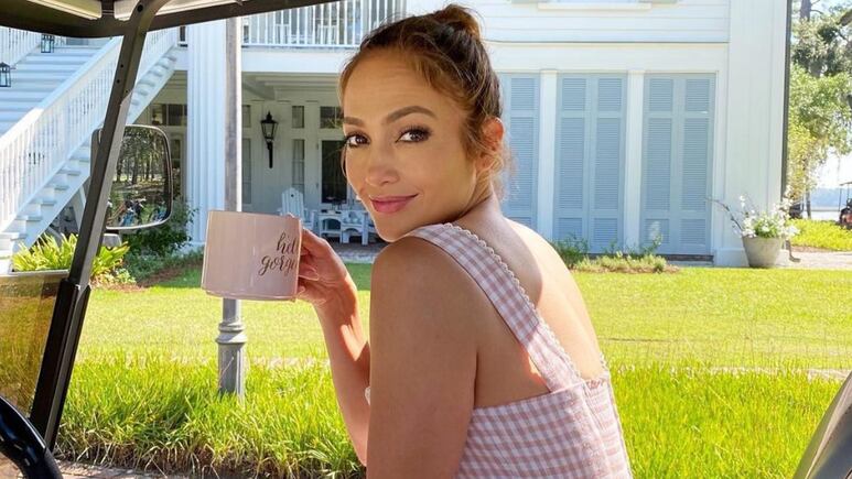 Jennifer Lopez usa los jeans pata de elefante relajados que SÍ regalan glúteos perfectos