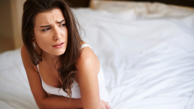 4 hábitos nocturnos que te hacen subir peso al doble rápidamente después de los 40
