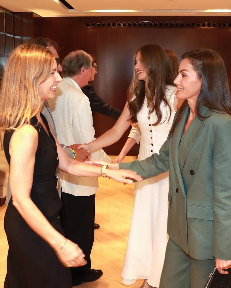 Leonor lució un vestido blanco con alpargatas en los premios Princesa de Girona