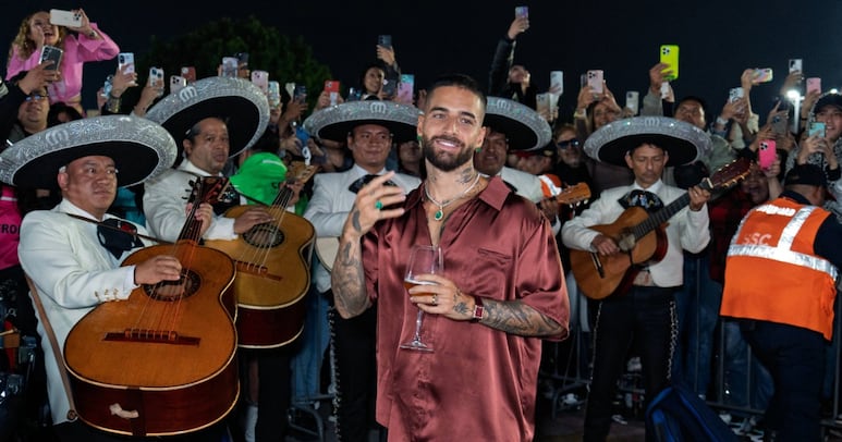 Mariachi recibe a Maluma tras su concierto en CDMX