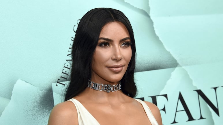 Kim Kardashian se olvida del glamour y presume look "cholo" con FOTOS nunca antes vistas