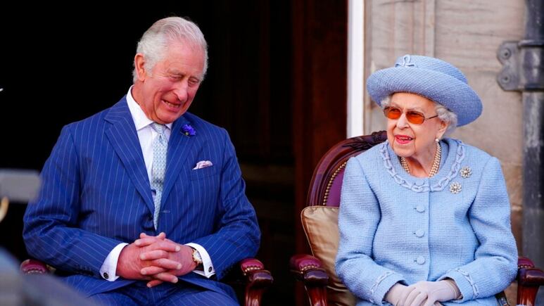 La tormentosa y cercana relación de Carlos con su madre, la reina Isabel II
