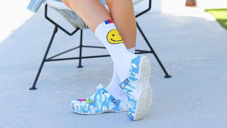 5 looks para combinar tus Crocs y lucir muy trendy