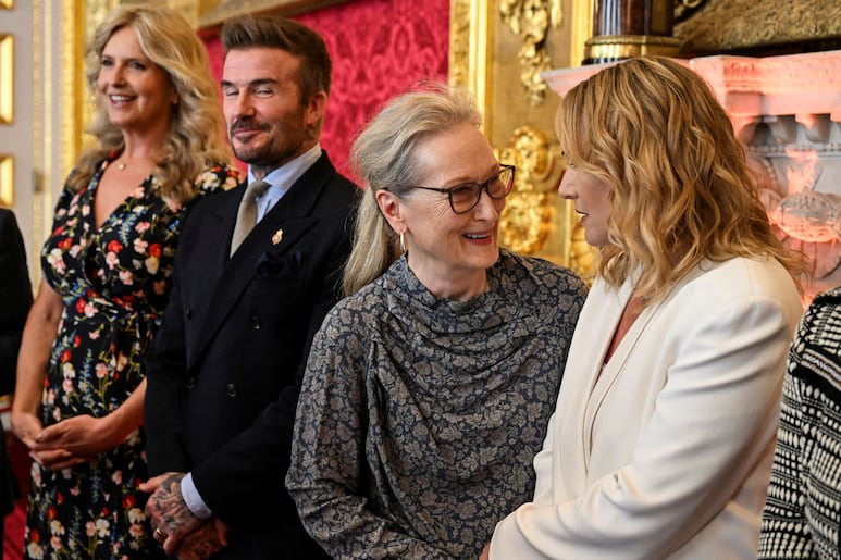 Kate Winslet y el Rey Carlos III conversan en un evento benéfico
