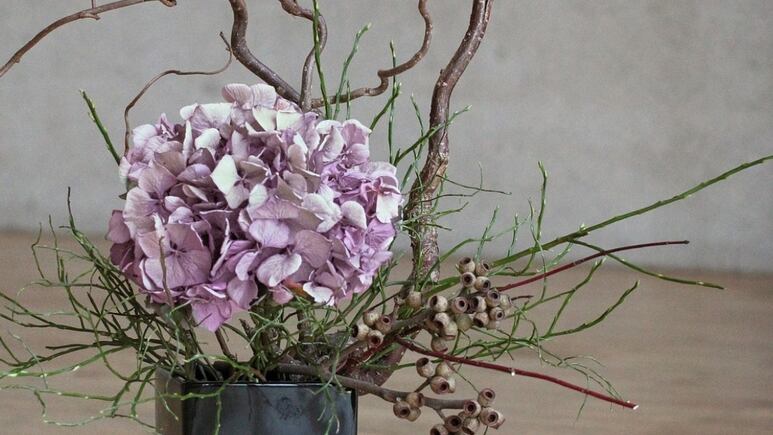 Técnica japonesa: Conoce el Ikebana, “el arte del arreglo floral” para armonizar tu hogar y relajarte