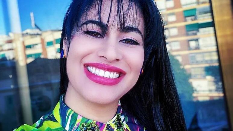 OMG! Selena Quintanilla tiene una doble que parece su gemela (VIDEO)
