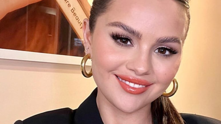 Golden Globes 2024: Selena Gomez deslumbra con impactante vestido rojo
