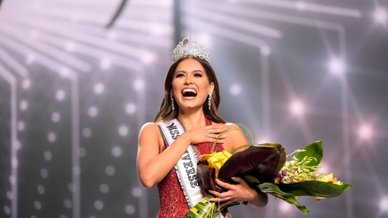 Andrea Meza se viraliza tras "pequeño accidente" con la corona de Miss Universo