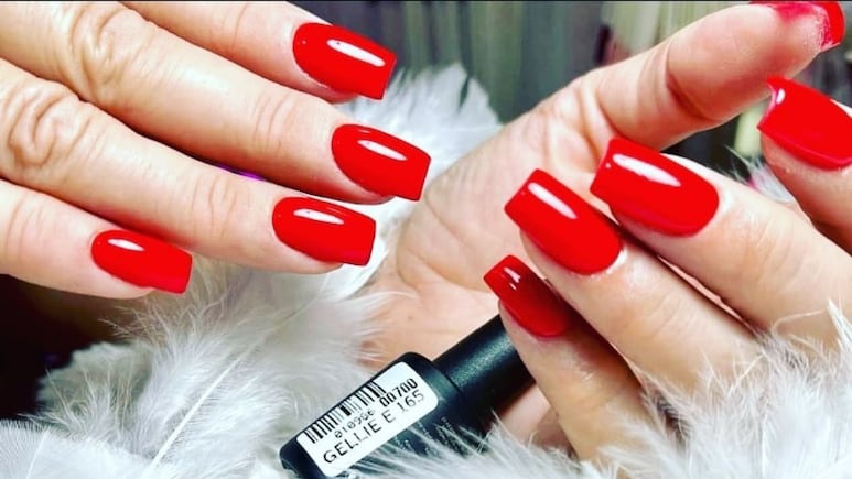 5 diseños de uñas acrílicas ideales para ti si amas el color rojo