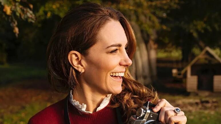 Kate Middleton reaparece radiante con un elegante look otoñal, a pocas semanas de su próxima hospitalización