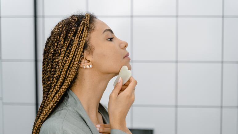 3 ejercicios faciales antiedad que te dan un efecto bótox en 5 minutos