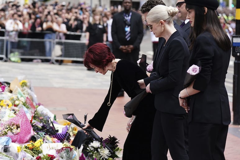 Familia Osbourne despide a Ozzy entre lágrimas y flores