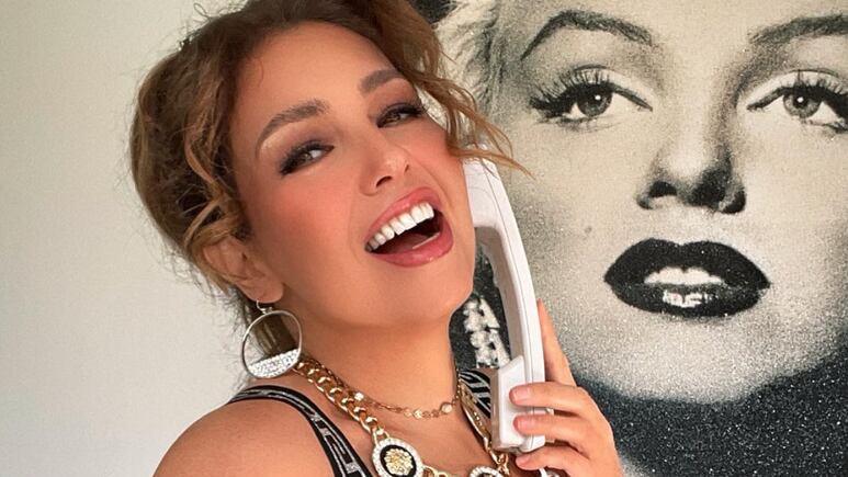 Thalía modela el rubio platinado ANTIEDAD que será tendencia en 2024