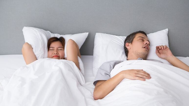 Salud: 3 ejercicios FÁCILES para dejar de roncar y dormir bien